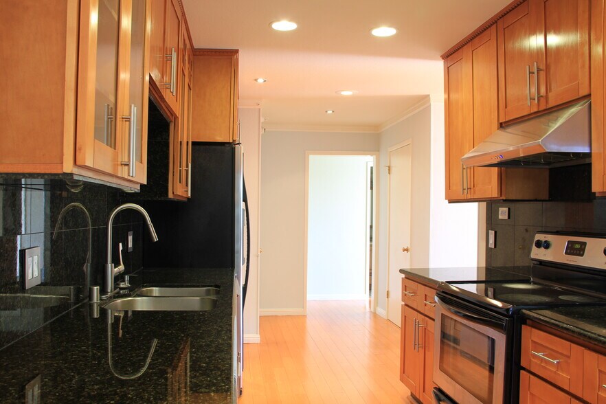 Building Photo - 4 Admiral Dr