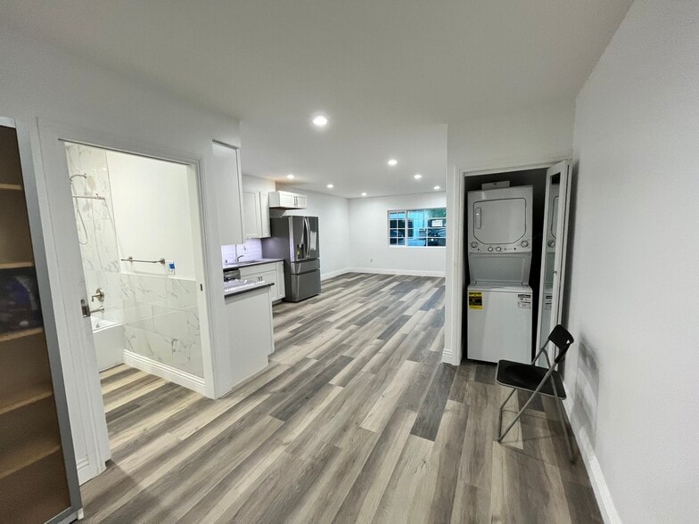 Building Photo - 301 S La Peer Dr
