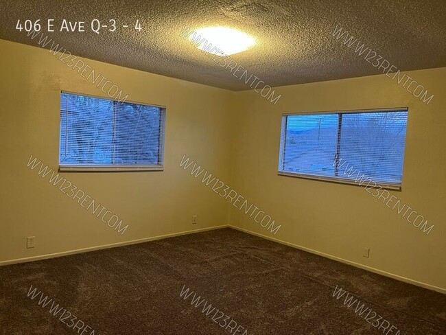 Building Photo - EAST PALMDALE 2BD/ 1 BATH 2ND FLOOR APT