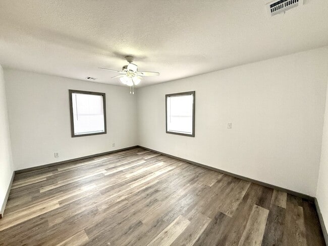 Building Photo - 1125 Easy St