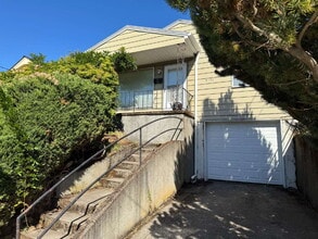 Building Photo - Three Bedroom Home Nestled in the Heart of...