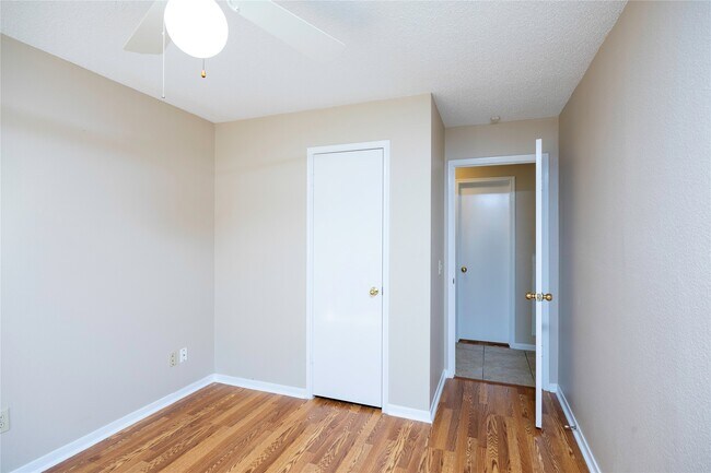 Building Photo - 811 Sierra Lake Dr