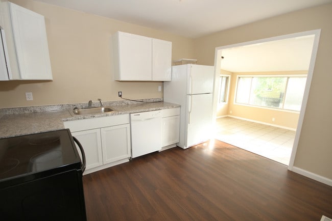 Building Photo - 109 Sunset Dr