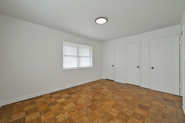 Building Photo - 6104 S Villa Ave