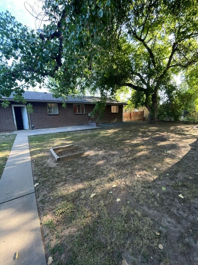 Building Photo - STUDENTS WELCOME! Campus West 5 Bed 2 Bath Ranch w/ Finished Basement