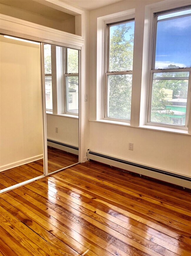 Building Photo - 151 Bleecker St