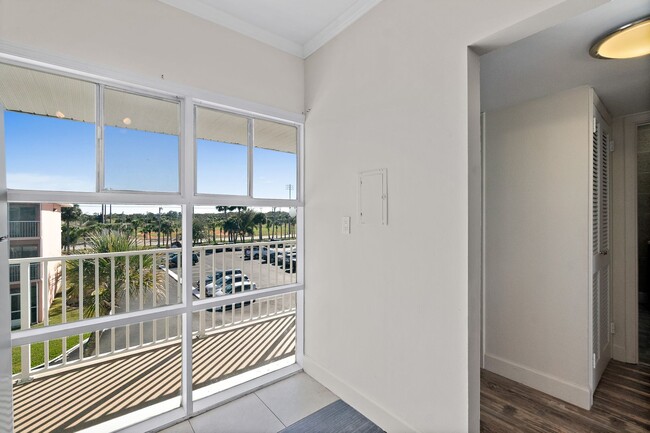 Building Photo - Spacious Riverview 1B/1B Condo