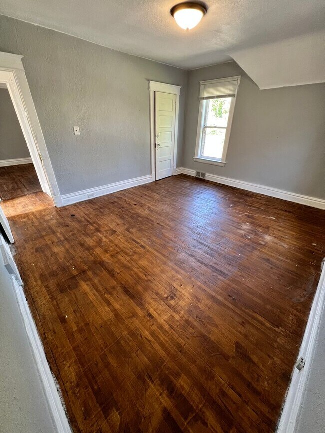 Building Photo - 708 E 6th St