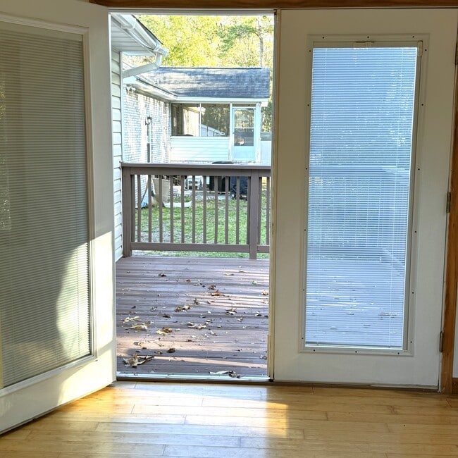 Building Photo - 961 Castlewood Dr