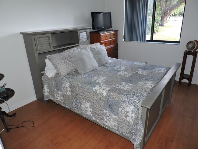 Building Photo - 3402 Gardens E Dr