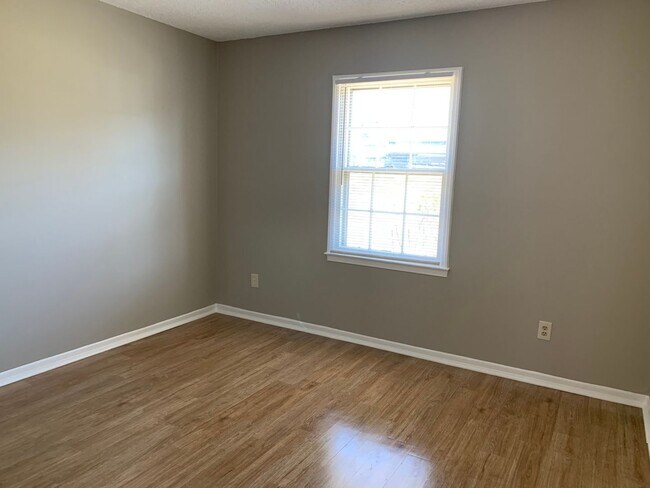 Building Photo - SW Large Brick Home, Updated Kitchen & Bathrooms, Wood Like Flooring, Fenced Yard!