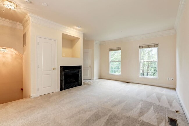Building Photo - 3 Bed 3.5 Bath - Silver Spring Townhouse -...