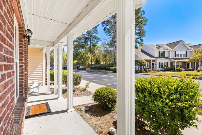 Building Photo - Charming Townhome with Water Views near The Market Common!