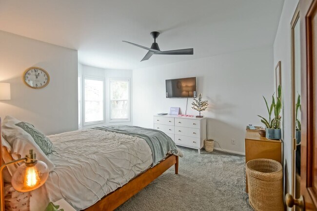 Building Photo - CHARMING & SPACIOUS, 5BR3.5BA HOME W/ PRIVATE YARD, BALCONY & SPRAWLING LIVING SPACE NEXT TO SAND...