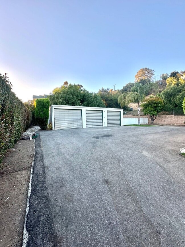 Building Photo - Beautifully Remodeled Unit on the East Side of Santa Barbara
