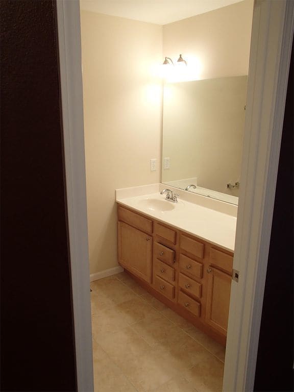 Building Photo - CLOSE TO FT. RILEY, FENCED BACKYARD!