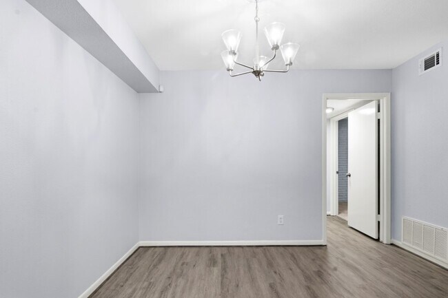 Building Photo - 2744 Briarhurst Dr