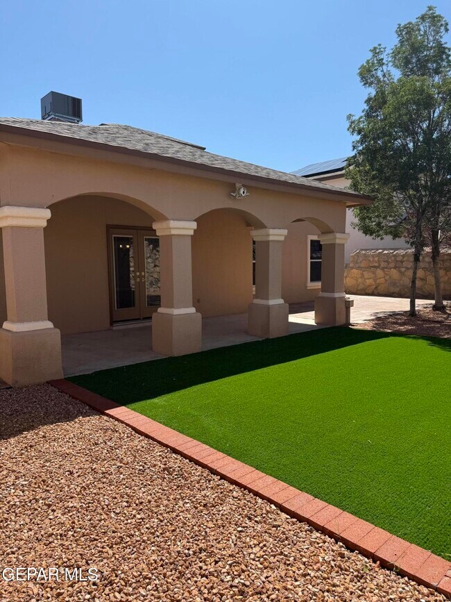 Building Photo - 3737 Tierra Campa Dr