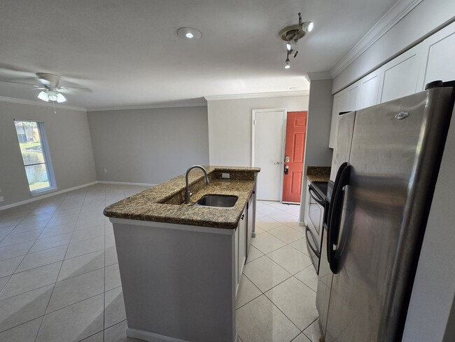 Building Photo - Chic 1-bedroom and 1 bathroom Condo Unit I...