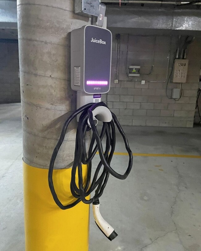 Building Photo - 3952 Richmond St