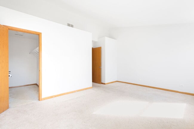 Building Photo - 2877 Stonewater Dr