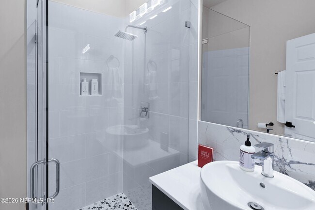 Building Photo - 5631 Heckscher Dr