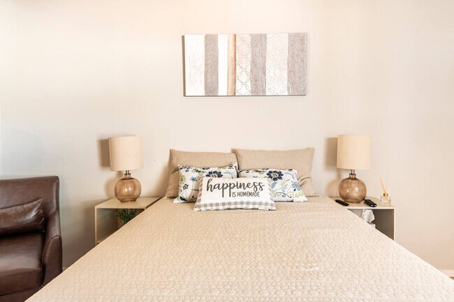 Building Photo - 134 Lakepointe Cir