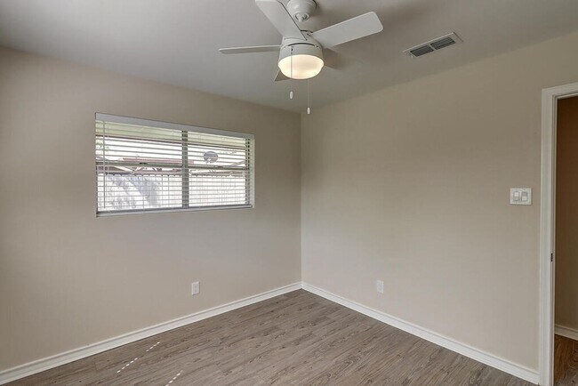 Building Photo - 1106 Bradshaw Dr