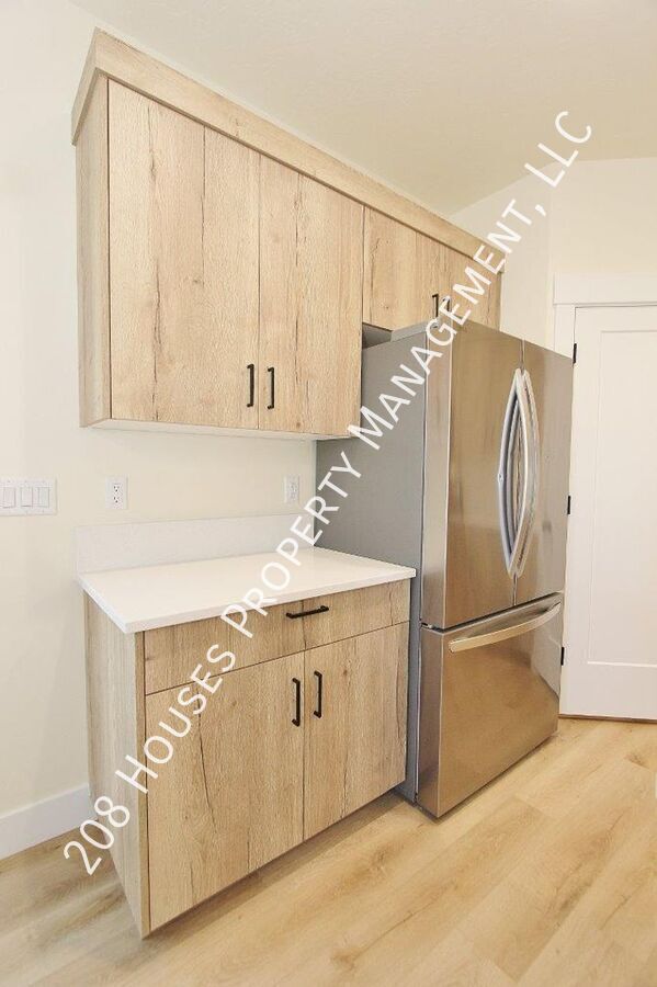 Building Photo - Immaculate Main-Level Apartment *75% Off F...