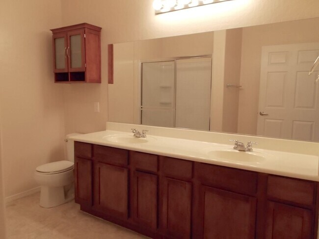 Building Photo - Spacious 2 Bedroom + Den, 2 Bath Condo in a Gated Community