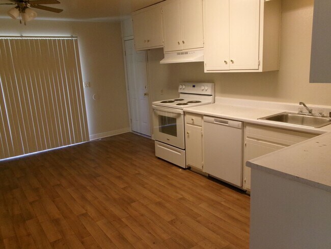 Building Photo - 245