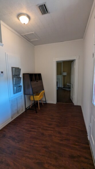 Building Photo - 208 S Trammell St