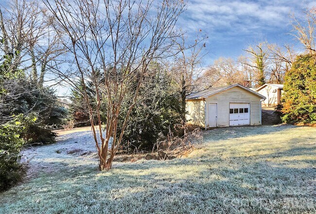 Building Photo - 526 Julia Ave