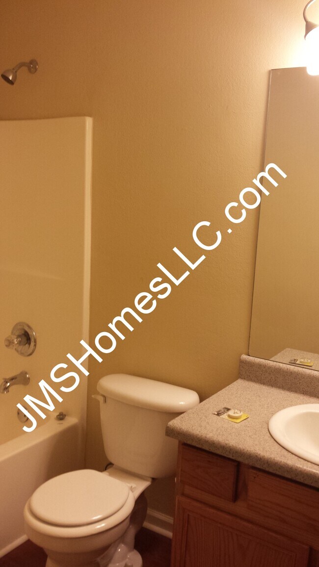Hall bathroom - 2815 Windsor Forrest Ct