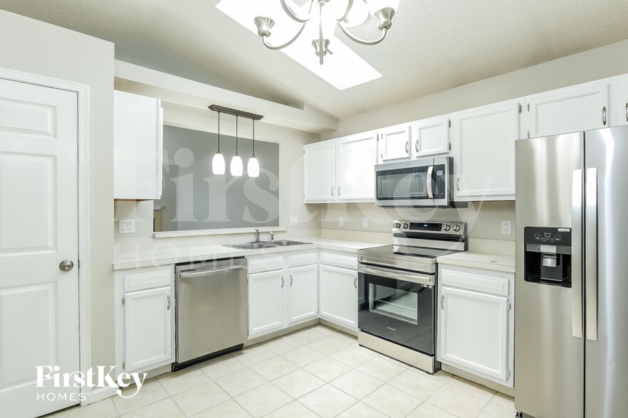 Building Photo - 3021 Caroline Crest Dr E