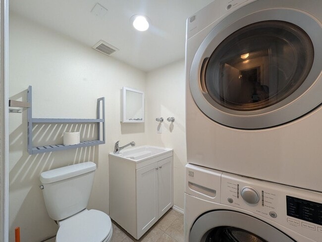 Building Photo - 2Bd/1.5Ba Shoreline Condo