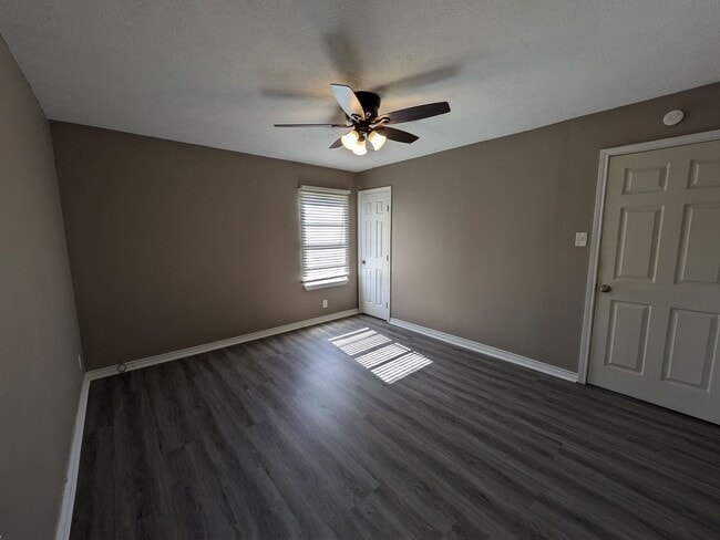 Building Photo - 1901 W Wildwood Ave