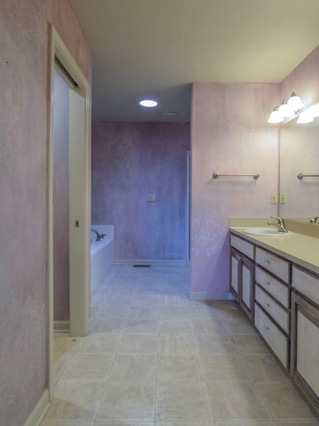 Building Photo - ** Beautiful Spacious 4 Bedroom 3 Bath Hom...