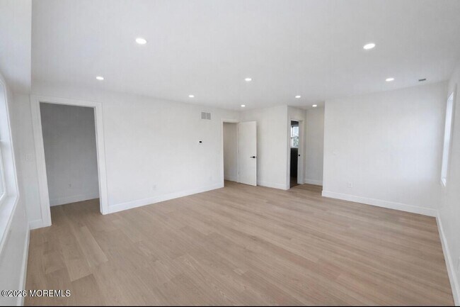 Building Photo - 20 Roslyn Dr