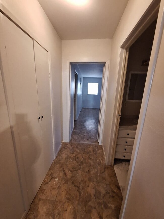 Building Photo - 4 Bedroom, 2 Bath in Clyde!