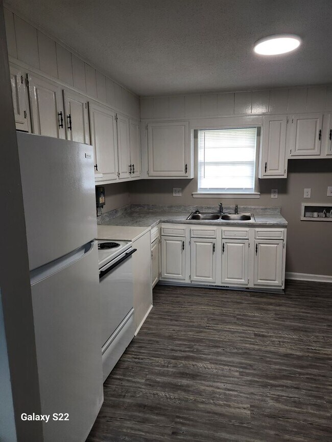 Building Photo - Two Bedroom, One Bath Apartment for Rent