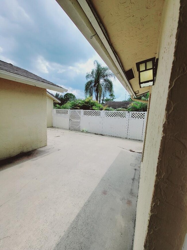 Building Photo - 1465 Hawthorne Pl