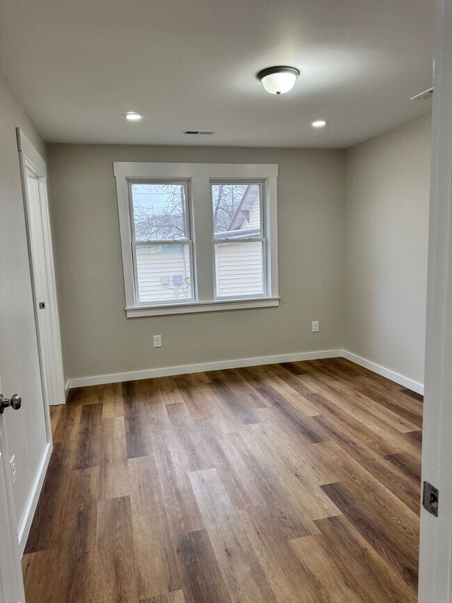 Building Photo - 913 E Myrtle Ave