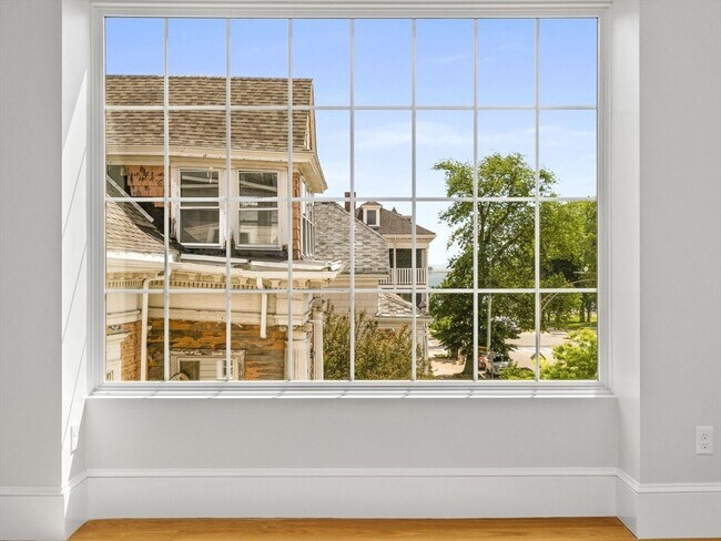 Building Photo - 944 E Broadway