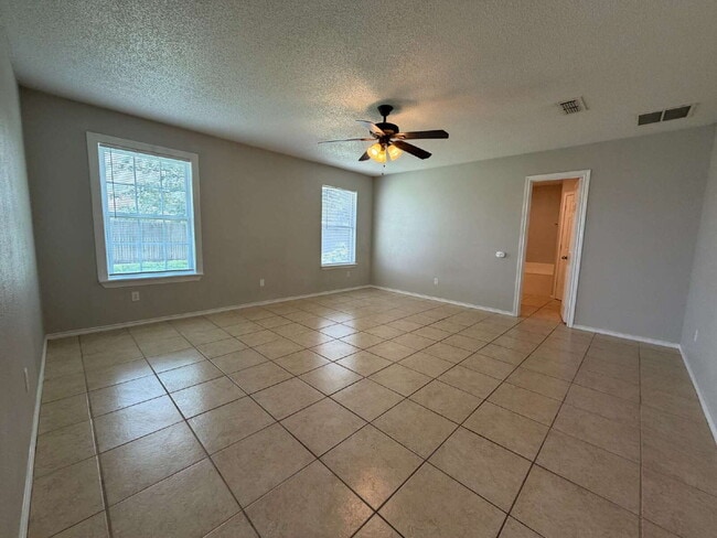 Building Photo - "Spacious 3-Bedroom Haven with 2 Full Baths – 1,592 Sq Ft of Comfort in Lubbock!"