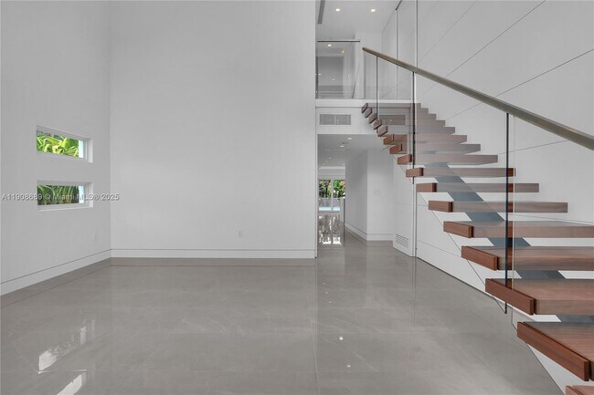 Building Photo - 1325 Bay Dr