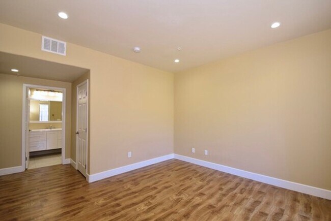 Building Photo - SPECIOUS 2 BED 2 BATH CONDO WITH ATTACHED ...