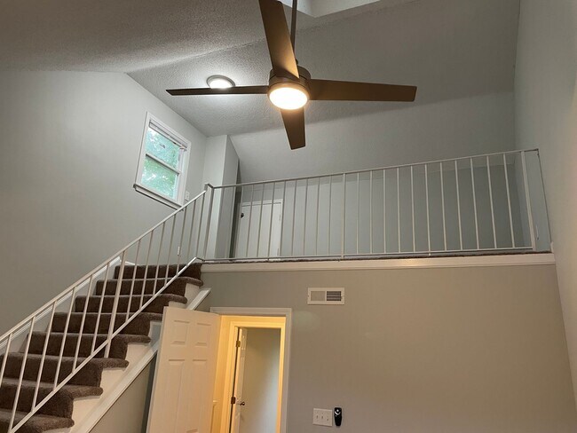 Building Photo - Well Maintained 2 Bedroom Condo w/Garage, ...