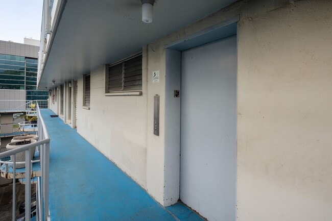 Building Photo - Available now! Prime location Studio with Parking!