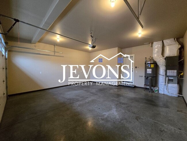 Building Photo - Charming 3 bedrooms homes with two-car garage, fully fenced backyard, minutes away from Yakima Va...